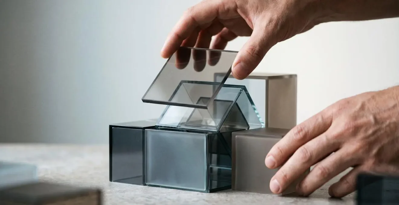Représentation visuelle du moment de vérification des frais avant finalisation d'un contrat d'assurance