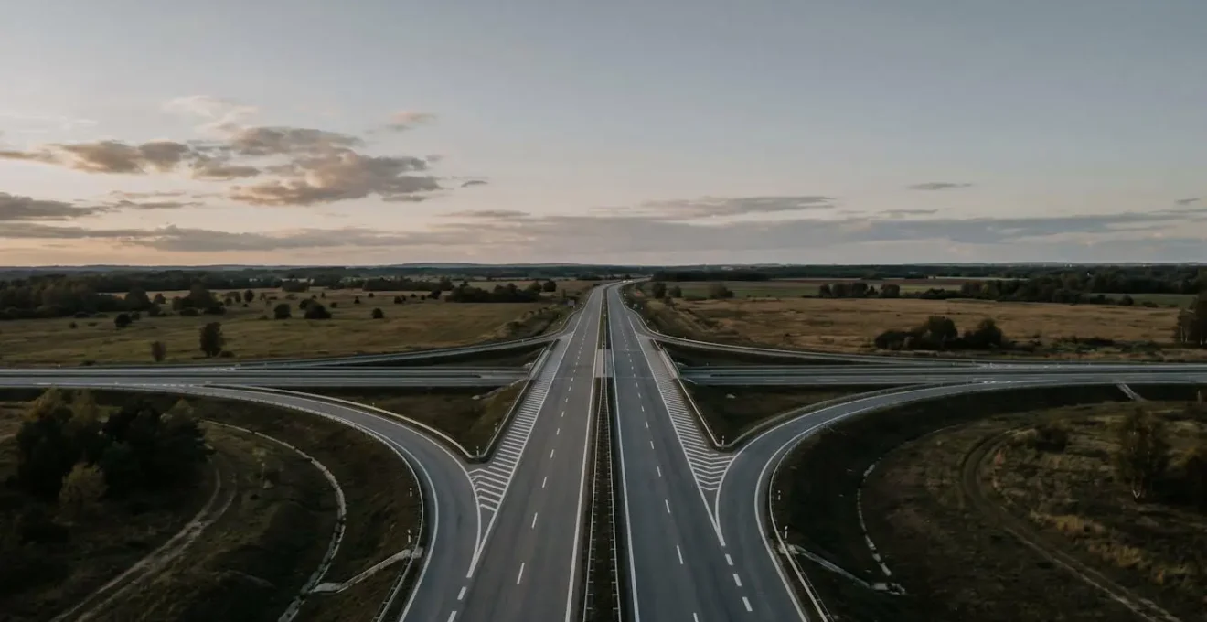 Vue aérienne stylisée d'un réseau routier suggérant la planification de trajets et le calcul de distances