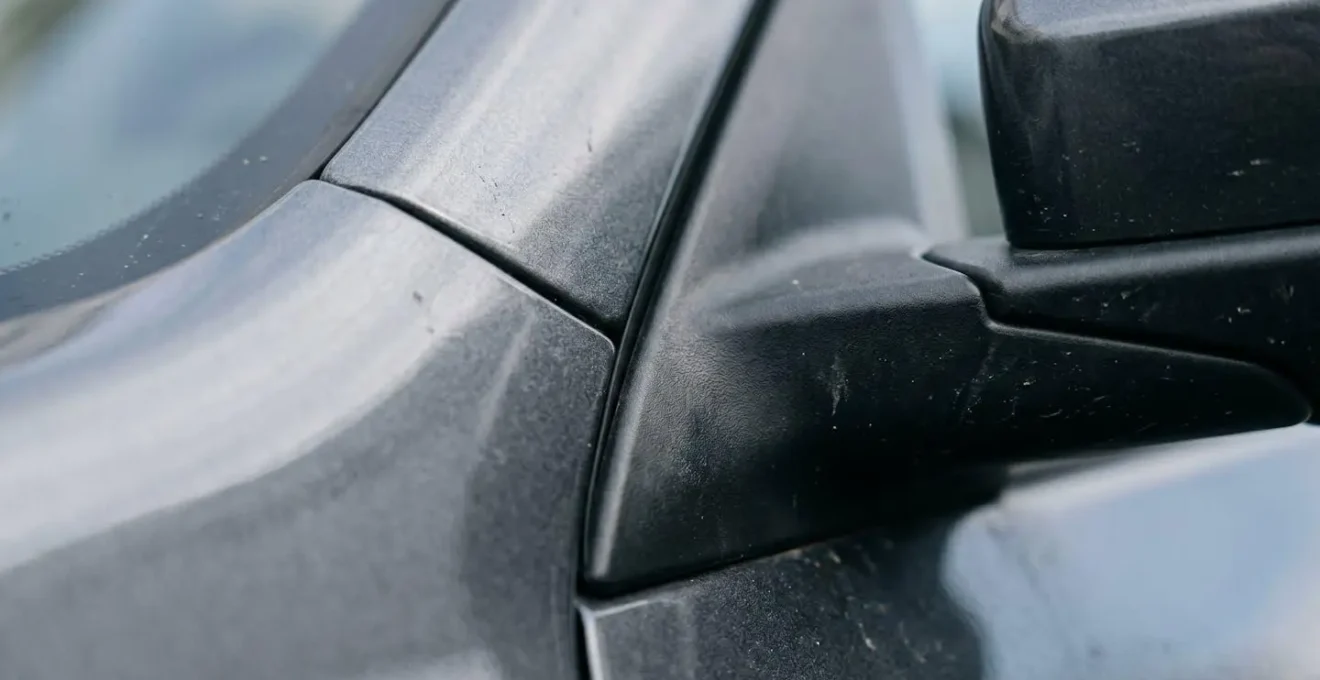 Gros plan sur des détails de véhicule montrant les impacts financiers du vandalisme mineur en ville