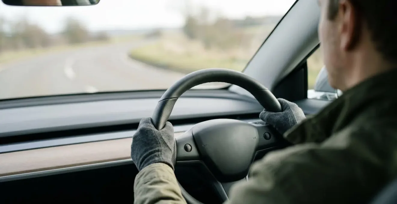 Volant de voiture avec mains positionnées correctement symbolisant une conduite prudente et sécurisée